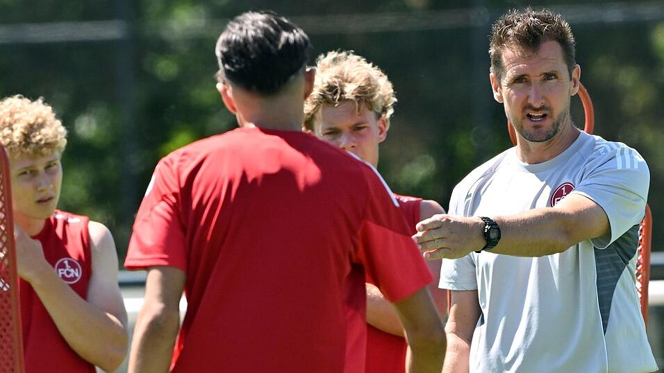 Trainer Miroslav Klose (r) muss eine Niederlage im Testspiel hinnehmen.