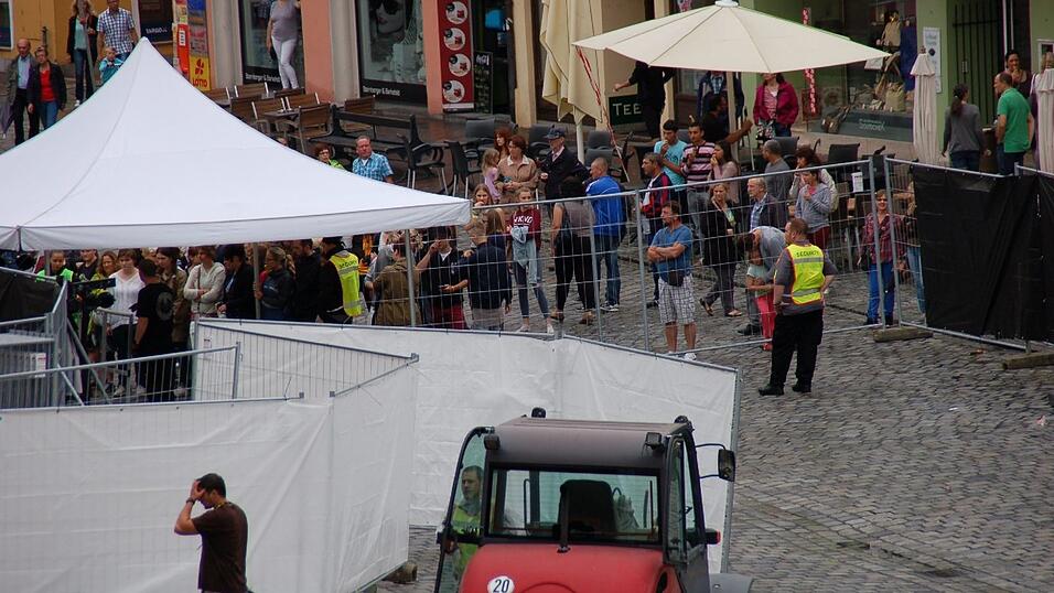 Nach dem das Gr&ouml;bste &uuml;berstanden war, gingen die Aufbauarbeiten f&uuml;r das Altstadt-Open Air weiter.