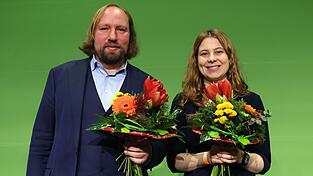 Anton Hofreiter ist bereits zum vierten Mal Spitzenkandidat für die Bundestagswahl, Jamila Schäfer dagegen zum ersten Mal. Anton Hofreiter ist bereits zum vierten Mal Spitzenkandidat für die Bundestagswahl, Jamila Schäfer dagegen zum ersten Mal.