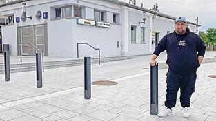 Vier Pfosten versperren den Weg zur Zentrale vom Stadttaxi am Bahnhof. Michael Akkin ist stinksauer: „Die Poller müssen weg!“