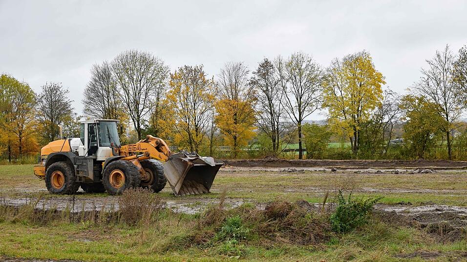 Auf dieser Fl&auml;che werden das neue Bankgeb&auml;ude und der neue Edeka-Markt entstehen.