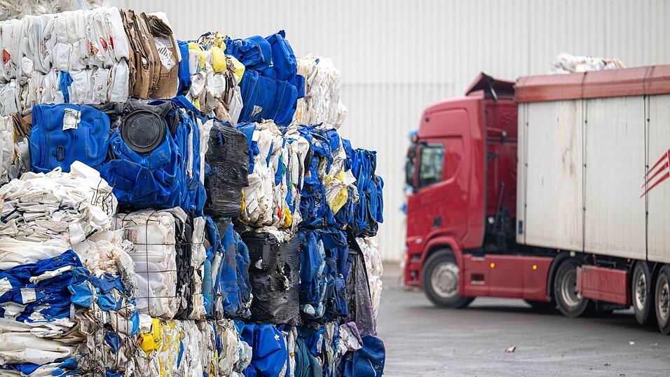 Das Firmengelände eines Entsorgungsbetriebes im Bereich Industriehäfen. An unbekannter Stelle auf dem Gelände eines Entsorgungsbetriebes ist ein toter Säugling im Müll gefunden worden.