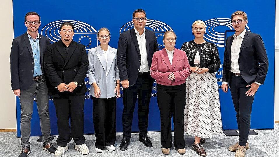 Sechs junge Menschen aus der Oberpfalz, darunter Leonard Schwarzfischer (rechts) aus Mitterdorf, durften den Europaabgeordneten Christian Doleschal (Mitte) bei seiner Arbeit in Brüssel begleiten. Sechs junge Menschen aus der Oberpfalz, darunter Leonard Schwarzfischer (rechts) aus Mitterdorf, durften den Europaabgeordneten Christian Doleschal (Mitte) bei seiner Arbeit in Brüssel begleiten.