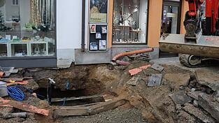 Wegen einer Unterspülung war der Gehweg am Stadtplatz an einer Stelle eingestürzt.
