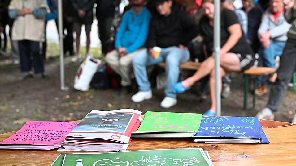 Angeh&ouml;rige, Freunde und Vertreter des Sucharbeitskreises Regensburg kamen am Schwammerl beim Hauptbahnhof zusammen, um an Menschen zu denken, die am Drogenkonsum verstorben sind.