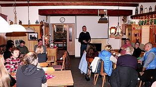 Nicht nur Toni Schmidt stellte in der gut gef&uuml;llten Stube des Gasthauses &bdquo;Stangerl&ldquo; seine Ideen vor.