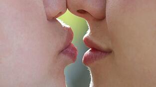 Der Kuss ist mehr als nur eine Berührung der Lippen. (Symbolbild) Der Kuss ist mehr als nur eine Berührung der Lippen. (Symbolbild)