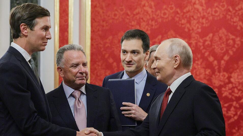 Putin spricht erneut mit Trumps Gesandten Kushner und Witkoff (von links) über eine mögliche Beendigung seines Angriffskriegs gegen die Ukraine. Putin spricht erneut mit Trumps Gesandten Kushner und Witkoff (von links) über eine mögliche Beendigung seines Angriffskriegs gegen die Ukraine.