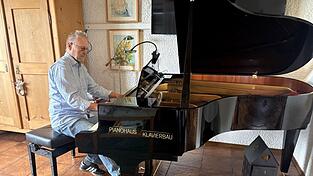 Werner Kapitza an seinem Meisterstück, das in seinem Wohnzimmer in Haselbach steht. Hunderte Stunden Arbeit hat der Klavier- und Cembalobaumeister in den Flügel investiert. Werner Kapitza an seinem Meisterstück, das in seinem Wohnzimmer in Haselbach steht. Hunderte Stunden Arbeit hat der Klavier- und Cembalobaumeister in den Flügel investiert.