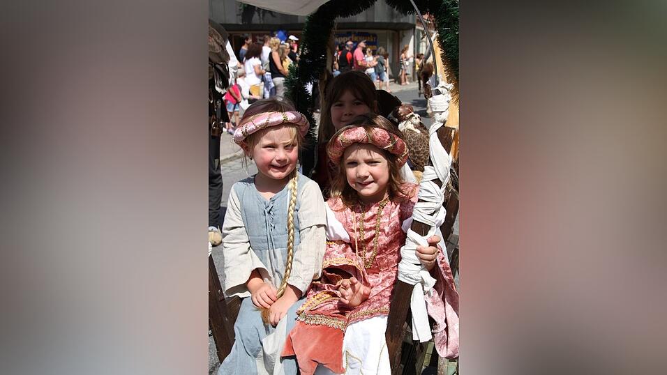 Die schönsten Augenblicke des historischen Drachenstich-Festzuges 2016. Die schönsten Augenblicke des historischen Drachenstich-Festzuges 2016.