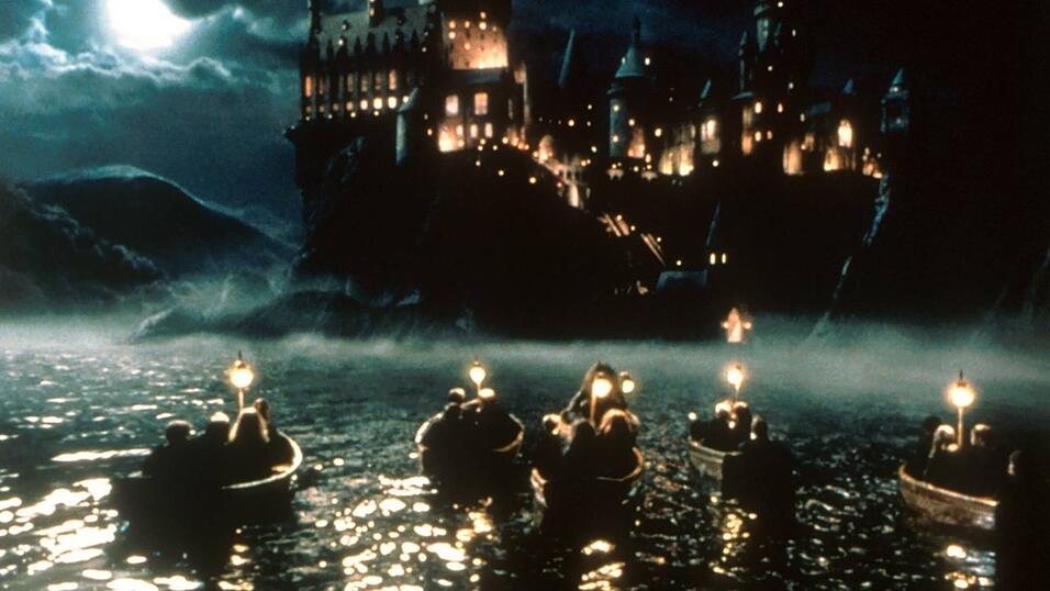 Bis zu seinem elften Geburtstag glaubte Harry Potter, er sei ein ganz normaler Junge. Dann erfährt er, dass er sich in Hogwart, der Schule für Zauberei und Hexerei, einfinden soll. Bis zu seinem elften Geburtstag glaubte Harry Potter, er sei ein ganz normaler Junge. Dann erfährt er, dass er sich in Hogwart, der Schule für Zauberei und Hexerei, einfinden soll.