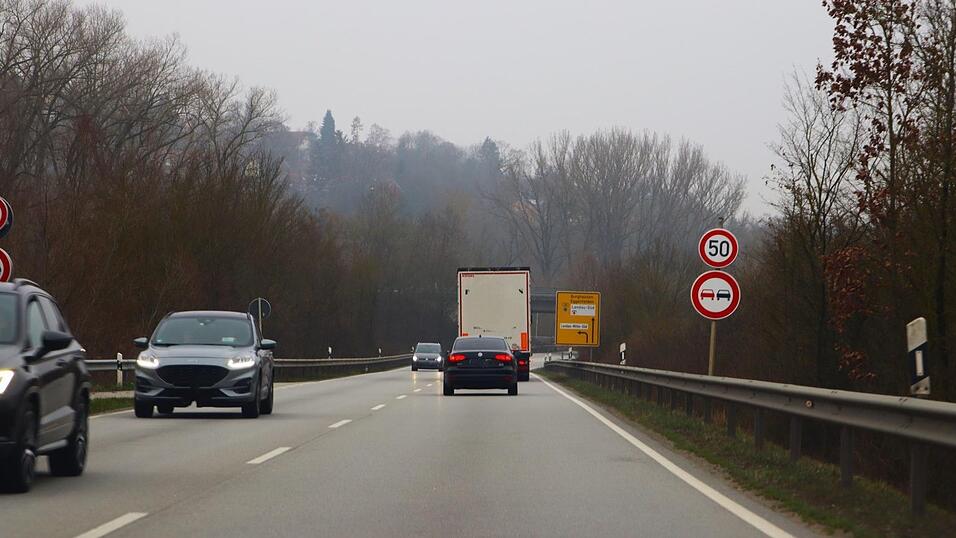 An der B 20 H&ouml;he Aldi-Abfahrt gilt derzeit Tempo 50 - wegen der Flederm&auml;use.