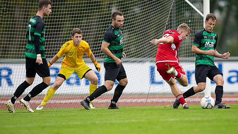 Nachdem Landaus Alexander Knipf (in rot) bereits das 1:0 erzielt hatte, scheiterte er in dieser Szene mit seinem Abschluss. Nachdem Landaus Alexander Knipf (in rot) bereits das 1:0 erzielt hatte, scheiterte er in dieser Szene mit seinem Abschluss.