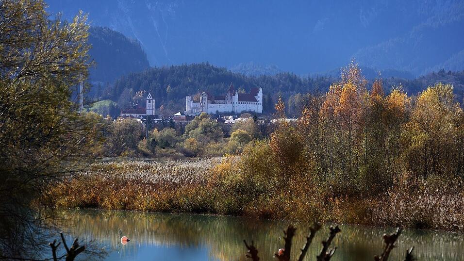 Innenminister Joachim Herrmann (CSU) zufolge ist «die malerische Lage zwischen den Ammergauer und Allgäuer Alpen sowie Weißensee, Hopfensee und Forggensee ideale Voraussetzung für ein naturnahes Heilbad». Innenminister Joachim Herrmann (CSU) zufolge ist «die malerische Lage zwischen den Ammergauer und Allgäuer Alpen sowie Weißensee, Hopfensee und Forggensee ideale Voraussetzung für ein naturnahes Heilbad».