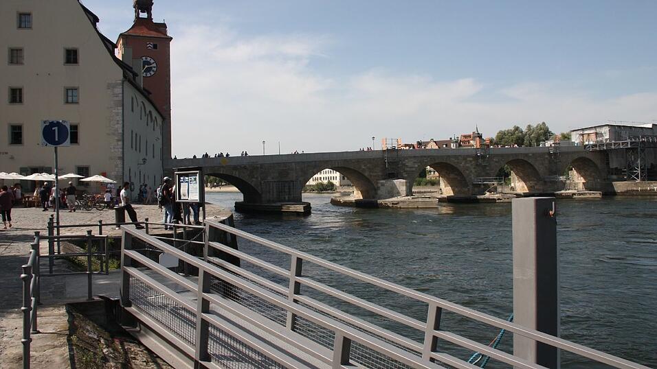 Ein junger Mann ist am Dienstagabend in Regensburg in die Donau gestürzt. Die Suche nach ihm blieb bislang leider erfolglos.
