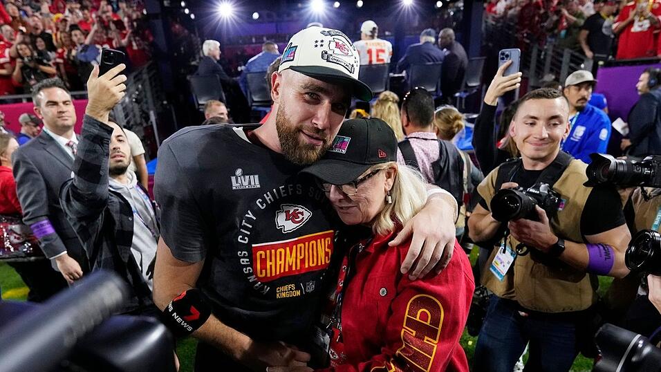 Kansas City Chiefs Tight End Travis Kelce (87) umarmt seine Mutter Donna. Kansas City Chiefs Tight End Travis Kelce (87) umarmt seine Mutter Donna.
