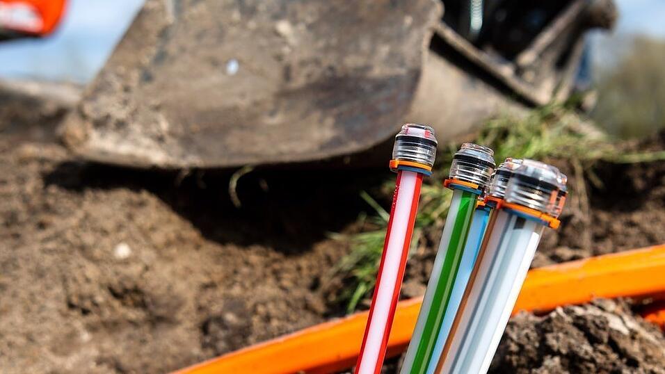 Glasfaserkabel liegen auf einer Baustelle. Seit August gelten in Bayern neue Richtlinien bei der Breitbandförderung. Glasfaserkabel liegen auf einer Baustelle. Seit August gelten in Bayern neue Richtlinien bei der Breitbandförderung.