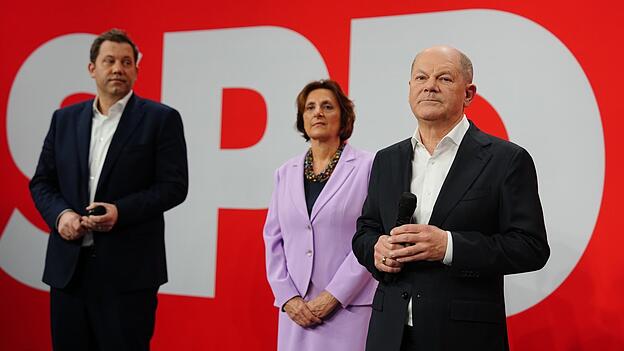Bundeskanzler Olaf Scholz (SPD, r.) steht mit seiner Frau Britta Ernst und SPD-Chef Lars Klingbeil im Willy-Brandt-Haus. Nach der Wahl ist klar: Scholz ist abgewählt. Bundeskanzler Olaf Scholz (SPD, r.) steht mit seiner Frau Britta Ernst und SPD-Chef Lars Klingbeil im Willy-Brandt-Haus. Nach der Wahl ist klar: Scholz ist abgewählt.