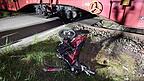 Das Motorrad des 17-J&auml;hrigen liegt neben dem Bahn&uuml;bergang, an dem der Zug zu stehen gekommen ist. Der Vorderreifen wurde beim Aufprall weggeschleudert.&nbsp;