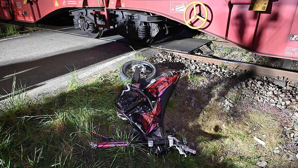 Das Motorrad des 17-J&auml;hrigen liegt neben dem Bahn&uuml;bergang, an dem der Zug zu stehen gekommen ist. Der Vorderreifen wurde beim Aufprall weggeschleudert.&nbsp;