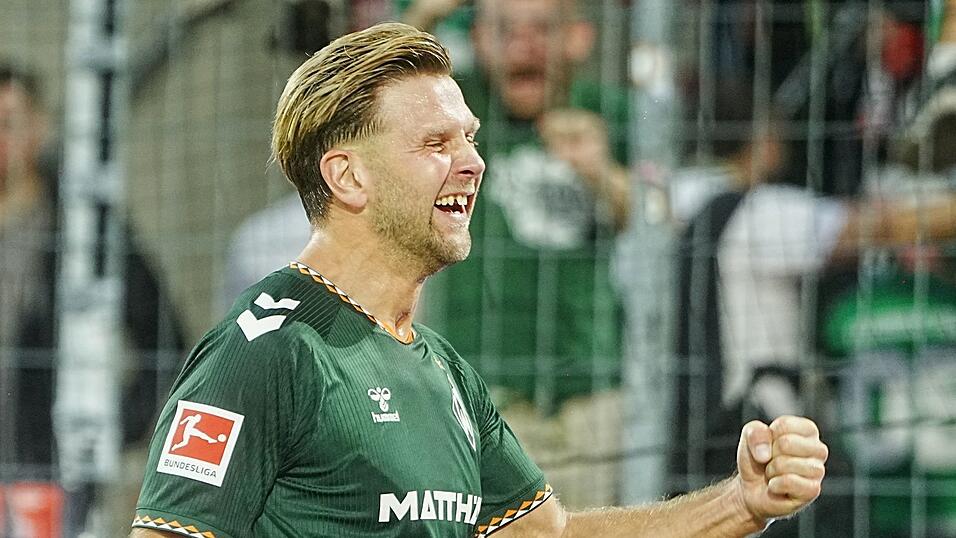 Bremens Niclas F&uuml;llkrug jubelt &uuml;ber den Ausgleich.