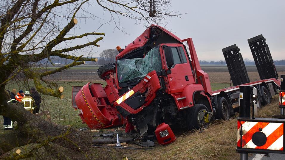 Der Lastwagen wird nach dem Unfall geborgen. Der Lastwagen wird nach dem Unfall geborgen.
