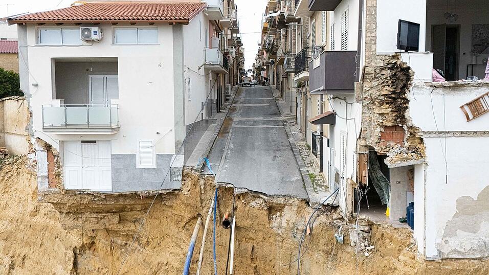 Gefährdete Häuser und beschädigte Straßen in dem vom Erdrutsch betroffenen Gebiet in Niscemi. Gefährdete Häuser und beschädigte Straßen in dem vom Erdrutsch betroffenen Gebiet in Niscemi.