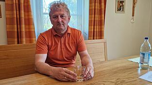 Bürgermeister Josef Beham ist fassungslos wegen der Gerüchte, die in Eichendorf über ihn und eine Rathausmitarbeiterin verbreitet wurden. „Es ist alles aus der Luft gegriffen“, sagt er. Bieten lassen will er sich das nicht. Bürgermeister Josef Beham ist fassungslos wegen der Gerüchte, die in Eichendorf über ihn und eine Rathausmitarbeiterin verbreitet wurden. „Es ist alles aus der Luft gegriffen“, sagt er. Bieten lassen will er sich das nicht.