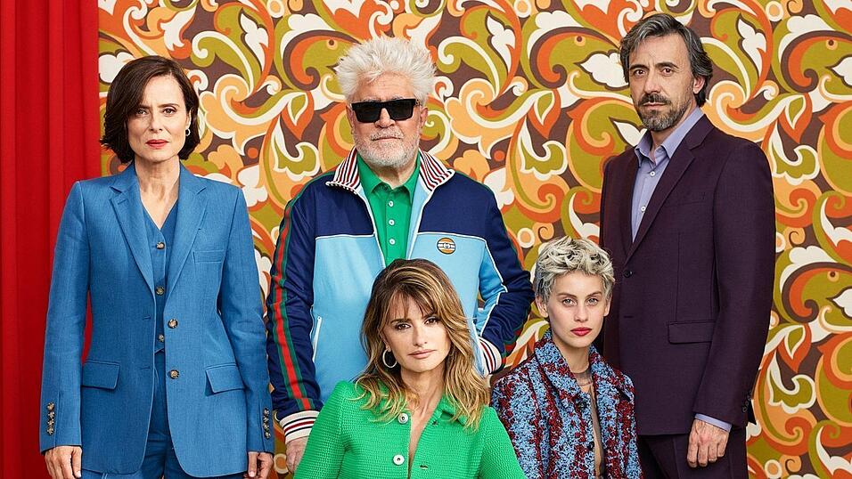 'Madres paralelas'-Regisseur Pedro Almodóvar (hinten Mitte) mit seinem Star Penélope Cruz (vorne) und den weiteren Darstellern Aitana Sánchez-Gijón (links), Milena Smit und Israel Elejalde 'Madres paralelas'-Regisseur Pedro Almodóvar (hinten Mitte) mit seinem Star Penélope Cruz (vorne) und den weiteren Darstellern Aitana Sánchez-Gijón (links), Milena Smit und Israel Elejalde