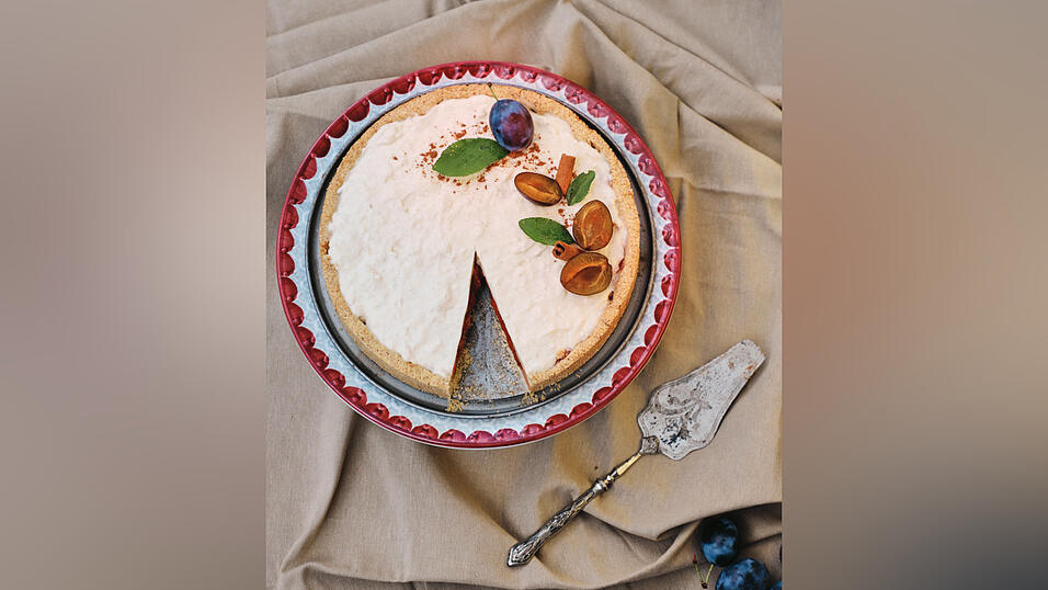 Die vielen, vielen Zwetschgen, die jetzt vielleicht noch brauchbar sind, eignen sich hervorragend für einen Zwetschgenkuchen mit Pannacotta. Weil die Früchte so süß und weich sind, sind sie ideal für die herrlich-herbstliche Zwetschgen-Tarte mit Nelken und Zimt.