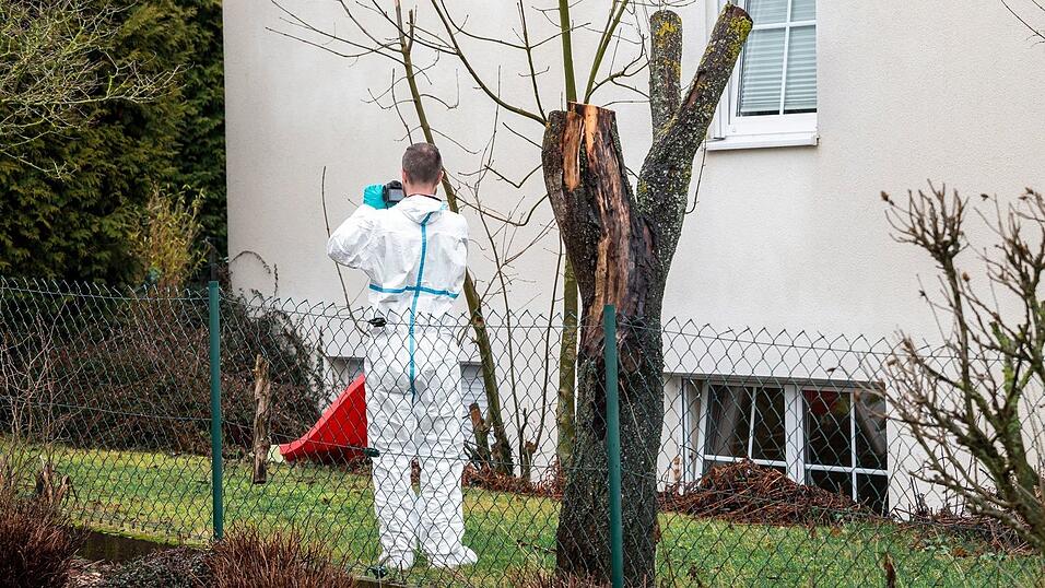Nach dem Fund der Leichen sicherten Spezialisten Spuren rund um das Mehrfamilienhaus in Strullendorf. (Archivbild)