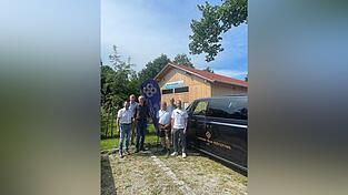 Vor dem neuen Elektrobus der Spielbank Bad K&ouml;tzting und mit dem ESC-Dach, das die PV-Anlage tragen wird, im Hintergrund: B&uuml;rgermeister Markus Hofmann, K&auml;mmerer Florian Heigl, B&uuml;rgerenergie-Aufsichtsr&auml;te Josef Wagner und Hubert Sperl, Spielbankdirektor Andreas Weigert und Stefan Urban als Vertreter des Eisstockklubs.