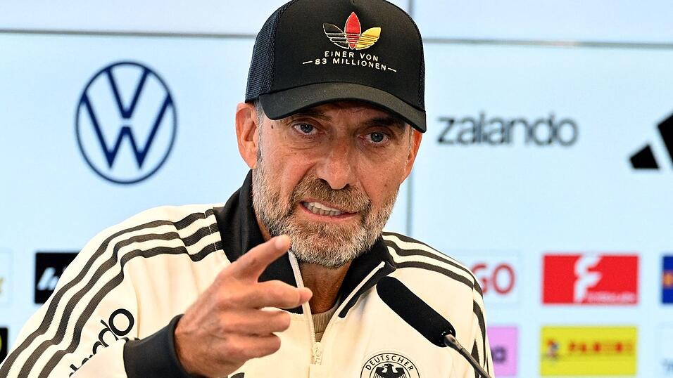Jürgen Klopp erläutert seine Pläne auf der Torwart-Position. Jürgen Klopp erläutert seine Pläne auf der Torwart-Position.