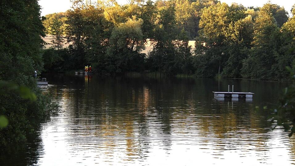 Taucher und Rettungsboote der DLRG Regensburg am Dienstagabend im Schwetzendorfer Weiher. Dort wurde die Leiche eines 55-jährigen Mannes geborgen. Taucher und Rettungsboote der DLRG Regensburg am Dienstagabend im Schwetzendorfer Weiher. Dort wurde die Leiche eines 55-jährigen Mannes geborgen.