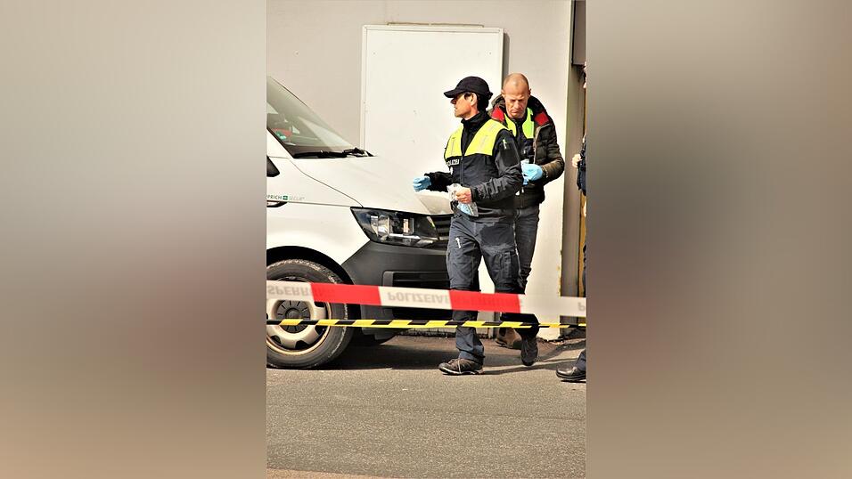 Großeinsatz am Parkplatz des Einkaufszentrums an der Rodinger Straße in Cham.