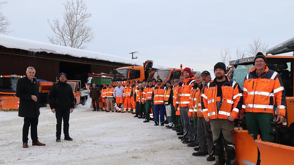 Bürgermeister Josef Dollinger (v. l.) und Bauhof-Leiter Martin Holzner bedankten sich bei den Mitarbeitern vom städtischen Winterdienst. Bürgermeister Josef Dollinger (v. l.) und Bauhof-Leiter Martin Holzner bedankten sich bei den Mitarbeitern vom städtischen Winterdienst.