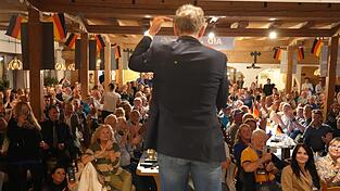 Messias für die drinnen, Gottseibeiuns für die draußen: Björn Höcke spricht in Reisbach.