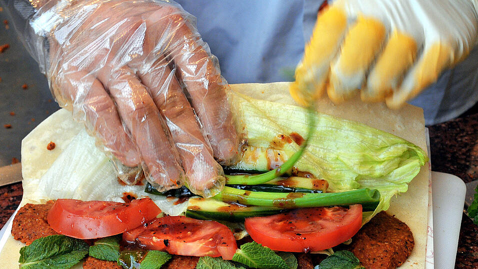 &Ccedil;igk&ouml;fte wird haupts&auml;chlich kalt in einem Wrap mit Salat, Granatapfelsirup und Zitronensaft gegessen.