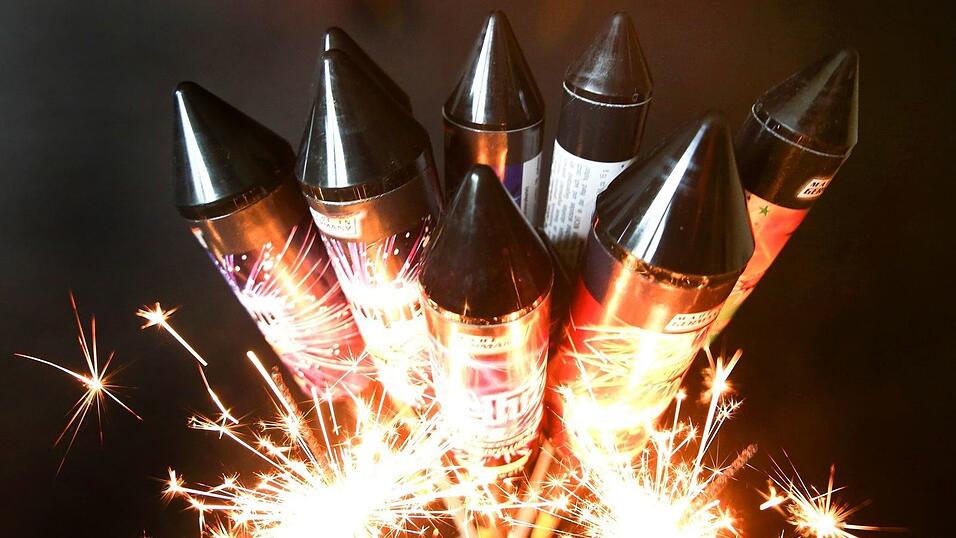 Den Ermittlern zufolge best&auml;tigte sich der Verdacht, dass eine Silvesterrakete das Feuer ausgel&ouml;st hatte. (Symbolbild)