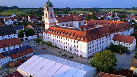 Das Festzelt beim Kloster f&uuml;r das bevorstehende Festwochenende wurde bereits errichtet.
