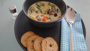 Einfacher geht es kaum: Diese Suppe besteht aus zwei Zutaten, hat zehn Minuten Zubereitungszeit und der Preis pro Portion beträgt rund 50 Cent. Einfacher geht es kaum: Diese Suppe besteht aus zwei Zutaten, hat zehn Minuten Zubereitungszeit und der Preis pro Portion beträgt rund 50 Cent.