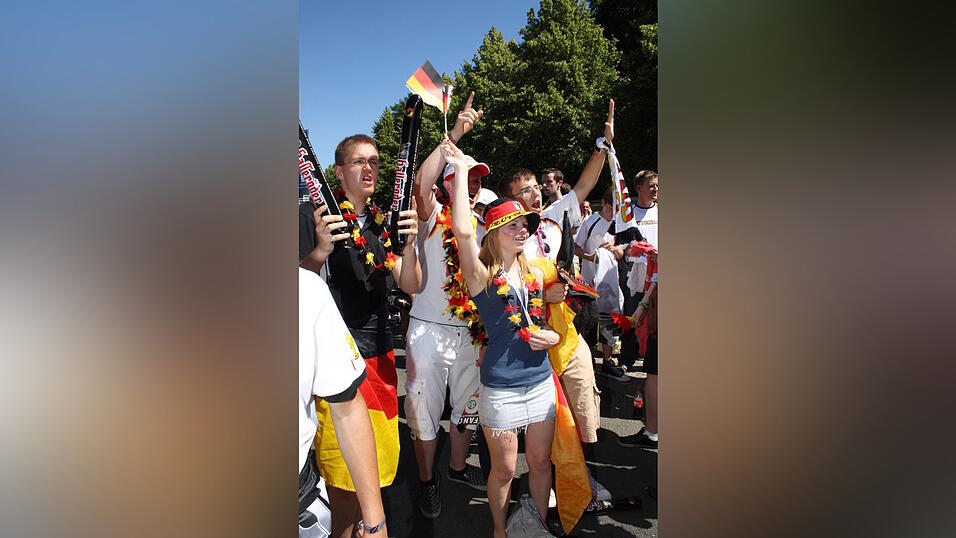 Christian Fertl war am Sonntag auf der Fanmeile in Berlin und erlebte dort das Achtelfinale gegen England auf Gro&szlig;leinwand.