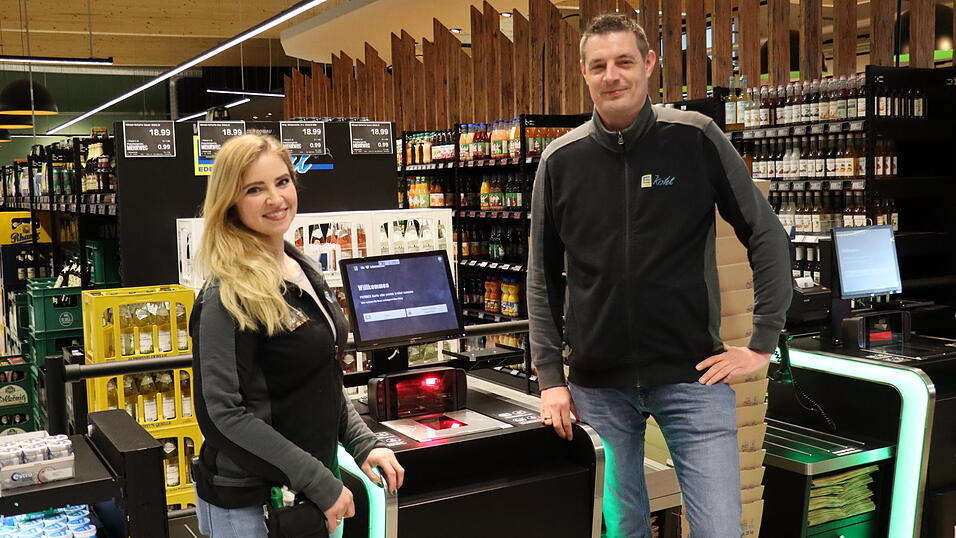 Bei Problemen an der Selbstbedienungskasse hilft Jessica Höfl. Zwei Stück gibt es im Wörther Edeka - als Ergänzung zu den normalen Kassen. 'Die dürfen nicht wegkommen', findet Marktleiter Stefan Kohl. Bei Problemen an der Selbstbedienungskasse hilft Jessica Höfl. Zwei Stück gibt es im Wörther Edeka - als Ergänzung zu den normalen Kassen. 'Die dürfen nicht wegkommen', findet Marktleiter Stefan Kohl.