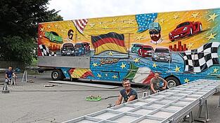 Willi Schneider (rechts) und sein Team hatten mit dem Aufbau der Fahrgeschäfte, wie hier dem Autoscooter, alle Hände voll zu tun.