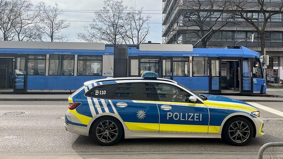 Die Tram wurde in der Arnulfstraße in der Nähe des Paketpostareals gestoppt. Die Tram wurde in der Arnulfstraße in der Nähe des Paketpostareals gestoppt.