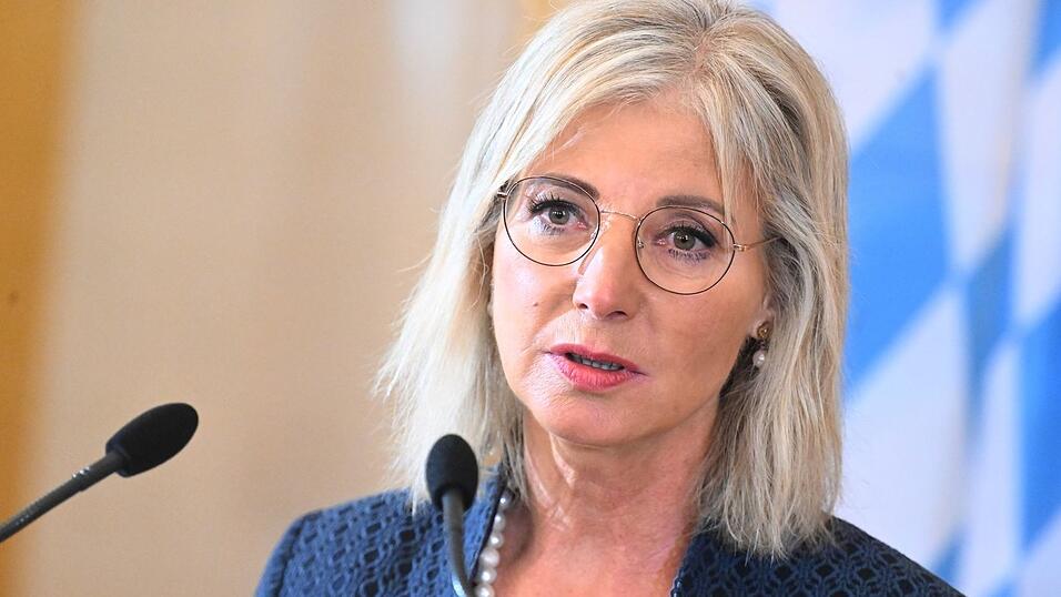 Bayerns Sozialministerin Ulrike Scharf sieht keine Notwendigkeit f&uuml;r massive Beitragserh&ouml;hungen in Bayerns Kitas. (Archivbild)