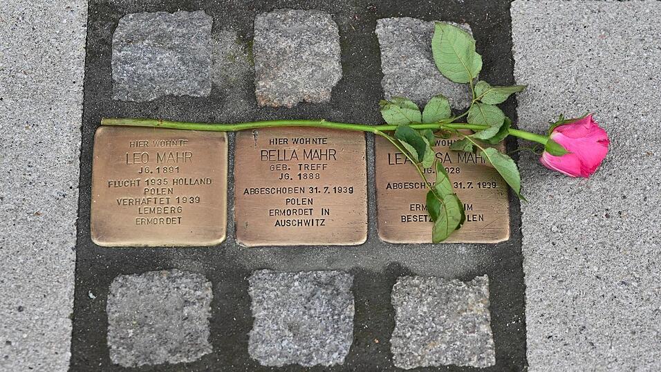 Stolpersteine erinnern in vielen deutschen St&auml;dten an individuelle Opfer des Nationalsozialismus. (Archivbild)