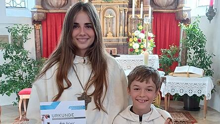 Nach neun Jahren wurde Anna Kiermeier als Ministrant verabschiedet und in den Reihen der Messdiener begr&uuml;&szlig;t wurde Johannes Bauer.