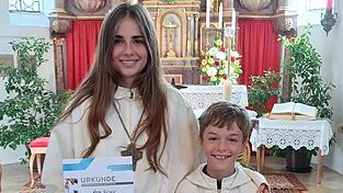 Nach neun Jahren wurde Anna Kiermeier als Ministrant verabschiedet und in den Reihen der Messdiener begrüßt wurde Johannes Bauer. Nach neun Jahren wurde Anna Kiermeier als Ministrant verabschiedet und in den Reihen der Messdiener begrüßt wurde Johannes Bauer.