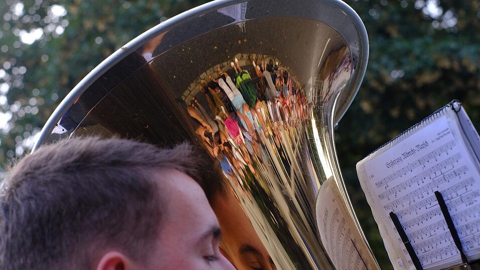 Zahlreiche Musik- und Trachtengruppen zogen nach dreij&auml;hriger Pause am Freitagabend zum Festplatz Am Hagen.